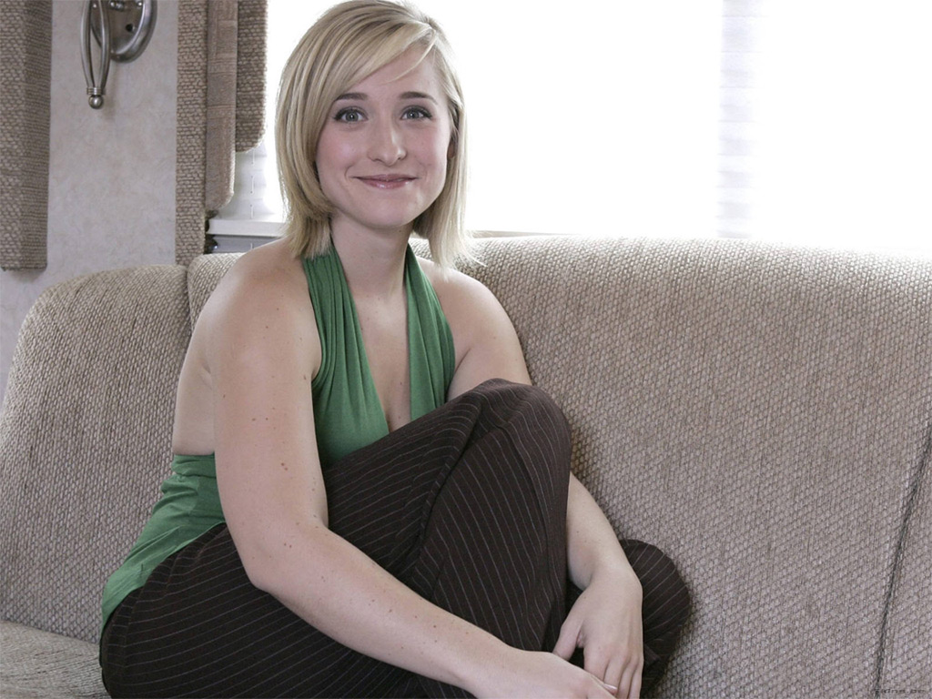 alison mack sexy male pissing blogs